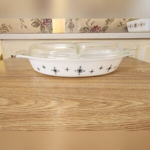Pyrex Divided Compass Casserole Dish with A Divided Pyrex Lid